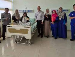 Peringati HGN, Direktur RSUD KiSA Kunjungi Guru yang Sedang Dirawat