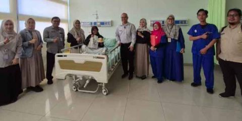 Peringati HGN, Direktur RSUD KiSA Kunjungi Guru yang Sedang Dirawat