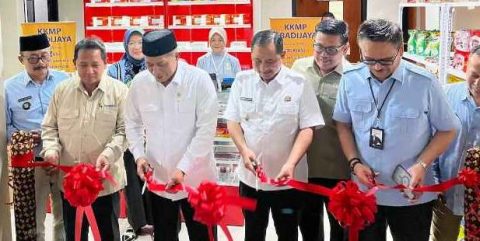 Menkop Resmikan Serentak Piloting Gerai Obat 10 KDKMP Se-Indonesia di Depok