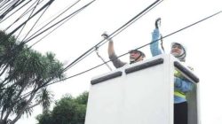 Sekda Depok Terjun Langsung Potong Kabel Udara Jalan Radar Auri