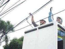 Sekda Depok Terjun Langsung Potong Kabel Udara Jalan Radar Auri