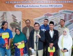 Gubernur DKI Serahkan Kunci Kepada Penghuni Rusunawa Pulo Gebang