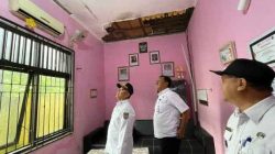 Lihat Kelurahan Meruyung Rusak, Supian Suri Janji Bangun Tahun Ini