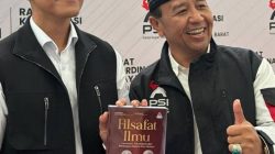 Hadiri Rakorwil PSI di Bandung, Binton Nadapdap Berikan Buku Filsafat Ilmu Kepada Kaesang