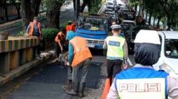 Prioritaskan Keselamatan Pengendara, DPUPR Depok Tambal Lubang Jalan Juanda Dengan Aspal